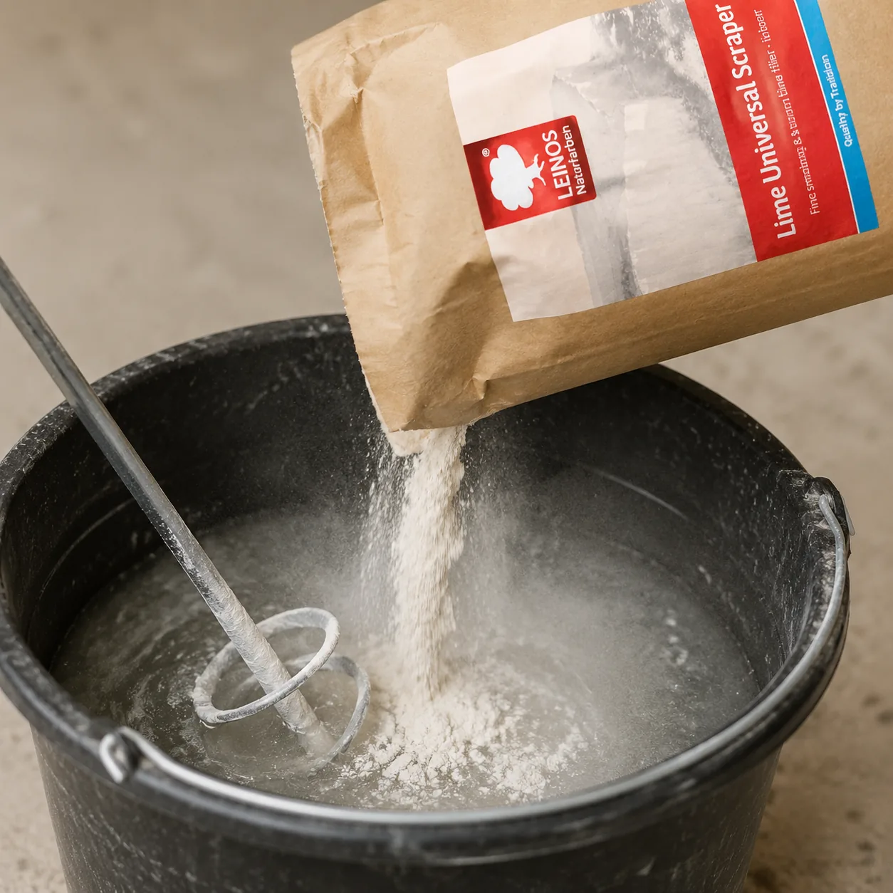 White dry lime-filler powder being poured from a LEINOS kraft-paper sack into a builder’s bucket of clean water with a mixing paddle