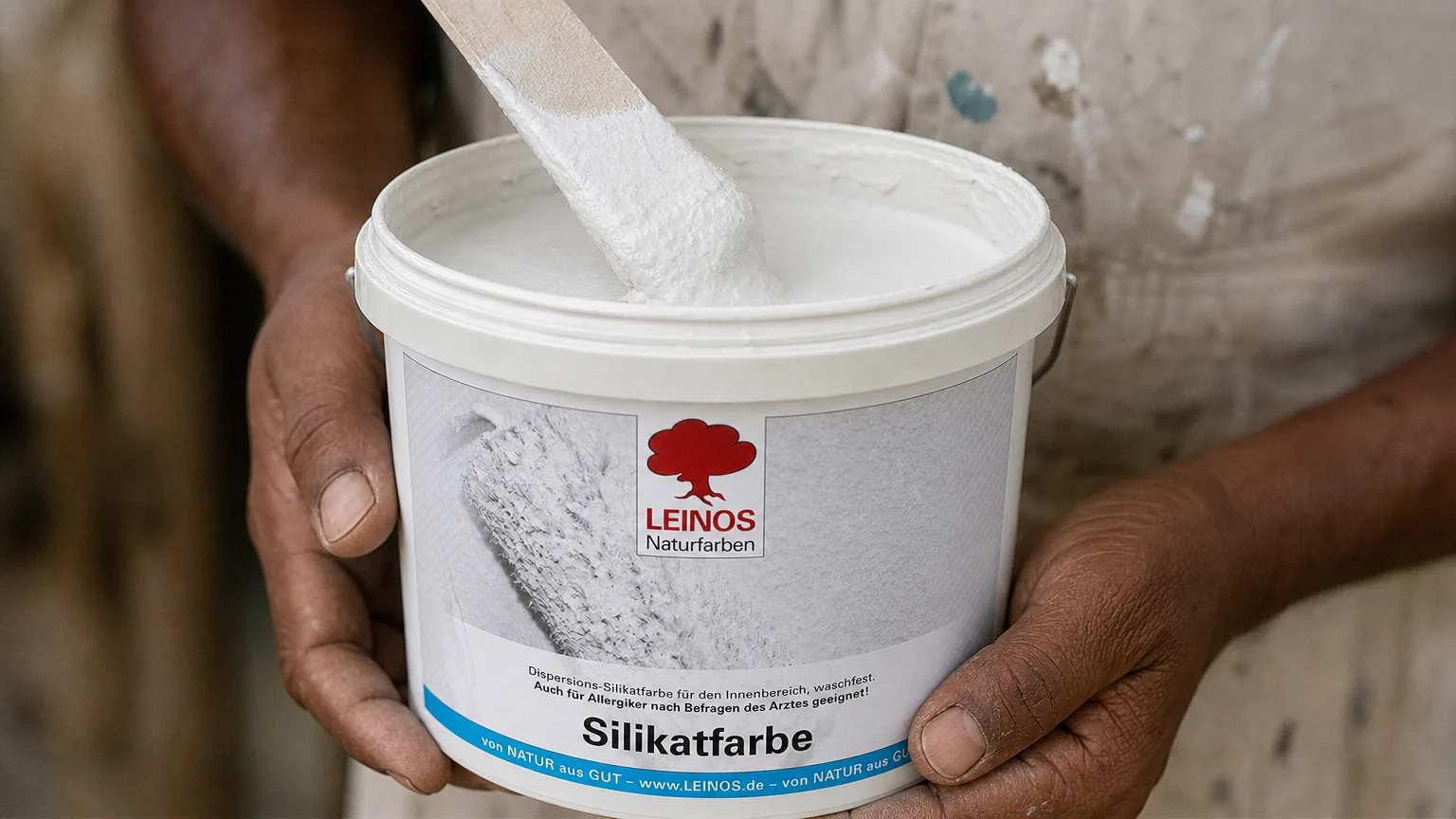 Open branded white LEINOS Silikatfarbe 690 tin with a wooden stir stick lifting matt natural-white silicate paint