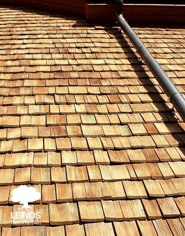 Close-up of cedar shingle courses on the Chennai facade — open-pore LEINOS Wood Varnish 260 finish showing natural cedar grain and low glancing-angle sheen.