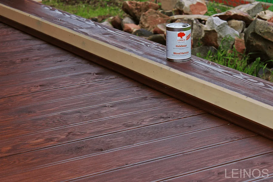 Close-up of anti-slip deck grooves with active water beading — open-pore oil finish keeping the grooves unfilled.
