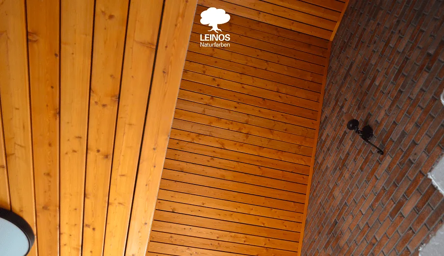 Ceiling apex transition — uniform golden-amber tone across both vault slopes.