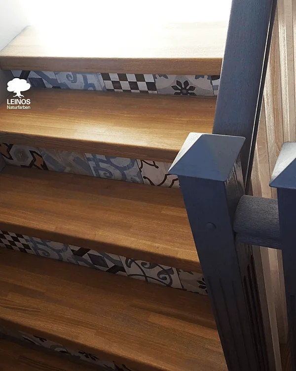 Tread surface texture — oak grain reading clearly through the open-pore oil finish.