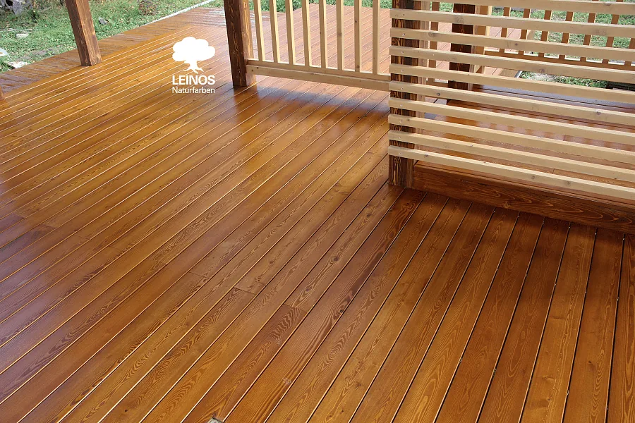 Junction of vertical lattice and horizontal deck — uniform golden-brown tone despite split chemistry (oil + varnish).