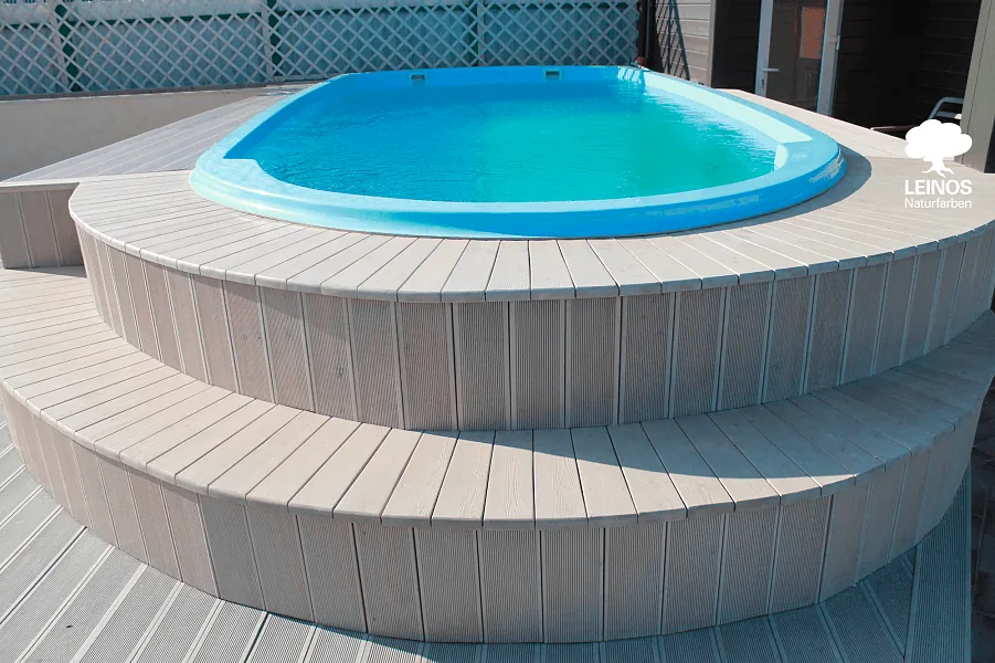 Deck-to-pool transition detail — clean edge, no efflorescence from pool splash on the LEINOS Wood Oil 236 finish.