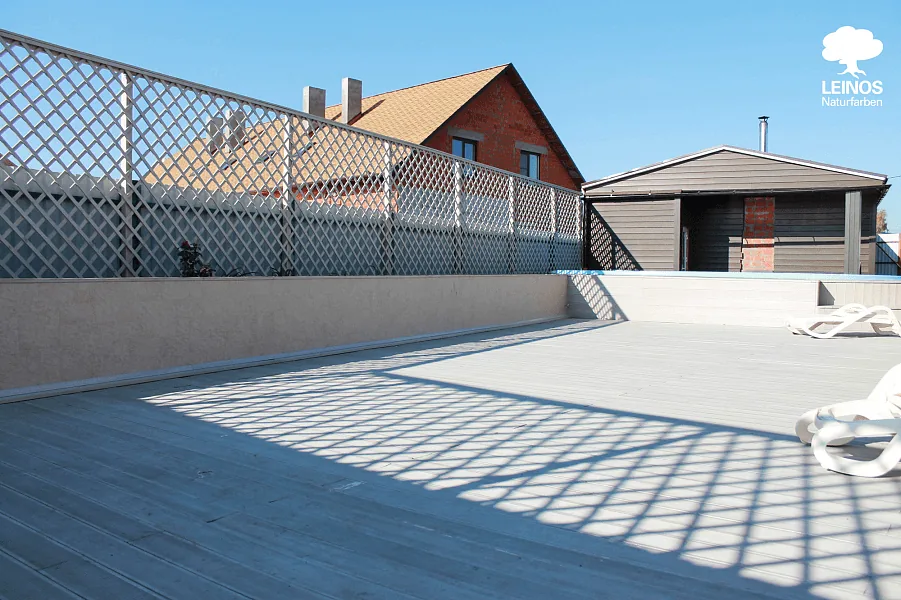 Side elevation showing the deck's structural curve — Dehradun foothills setting visible in background.