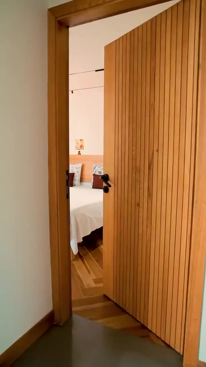 Reel walkthrough of the Mahajan residence in Noida — pine cabinets, wall panelling, reeded doors and flooring finished with LEINOS Interior Hardwax Oil 290.