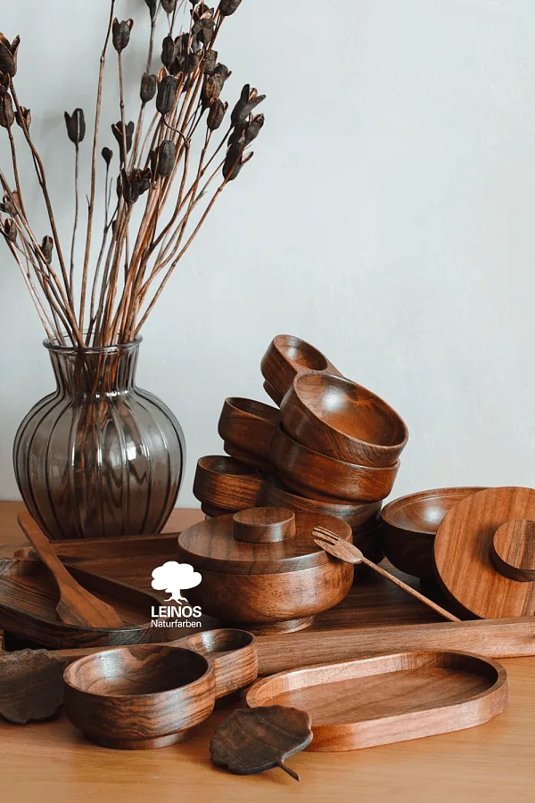 Serving tray with raised edges — clean oil coverage across the corners and inner well.
