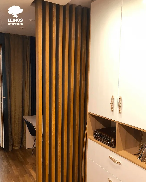 Slat ridge detail under direct light — soft satin sheen reading along the ridge line.