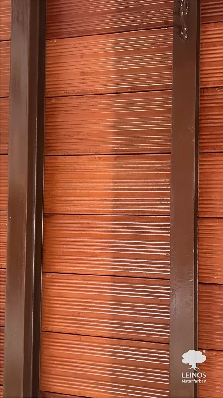 Close-up of fine-reeded wooden slats finished in LEINOS Interior Hardwax Oil 290, the warm reddish-brown tone of the timber showing through the open-pore finish.