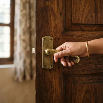 Hands & latches